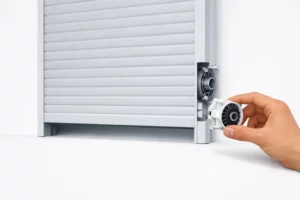 Illustration minimaliste d'une main changeant un mécanisme de volet roulant; estimation du prix.