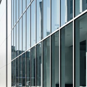 Façade vitrée moderne de magasin à Lille, reflétant l'expertise d'un vitrier spécialiste.