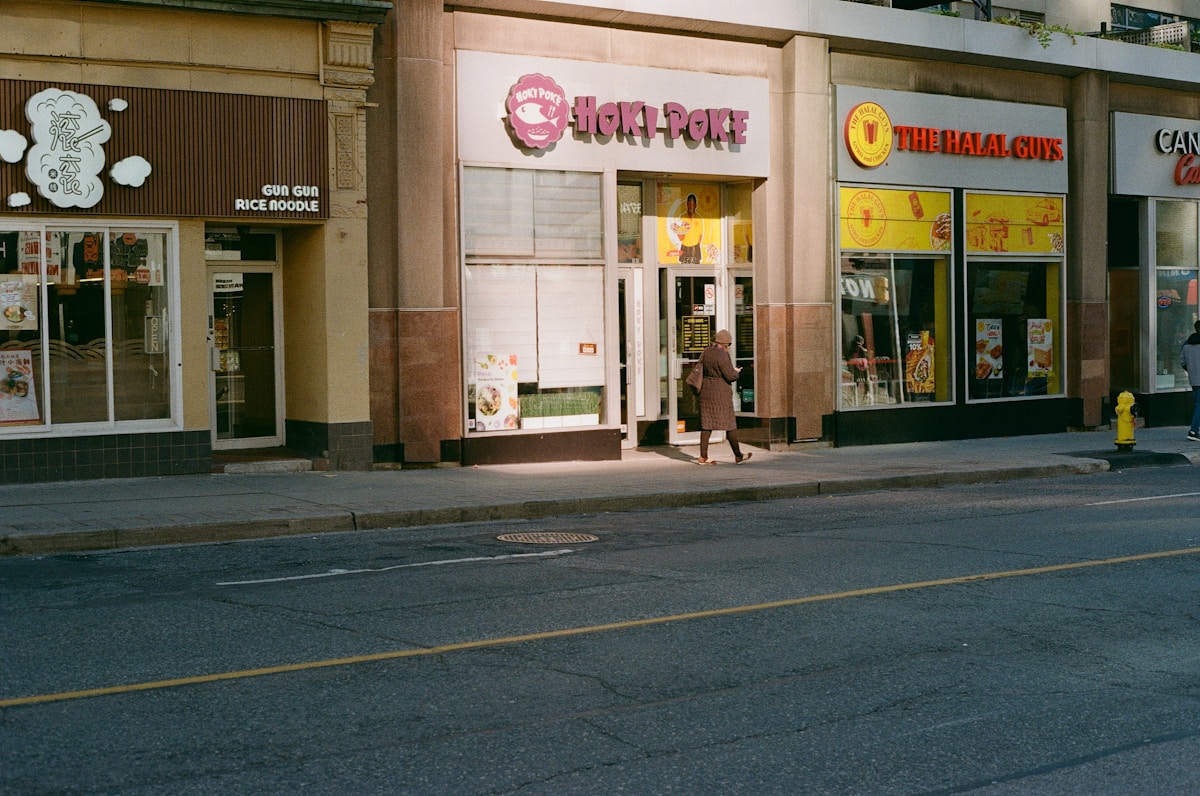 Façade d'un restaurant asiatique nommé "Chick-poke" avec des enseignes colorées.