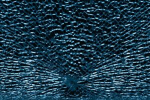 Motif de verre brisé bleu foncé avec des éclats irréguliers.