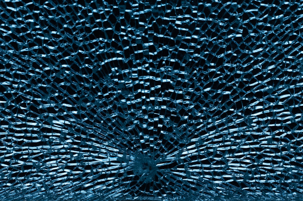 Motif de verre brisé bleu foncé avec des éclats irréguliers.