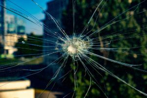 Verre brisé avec motif radial de fissures.