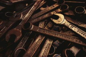 Outils de travail rouillés et usagés, gros plan.