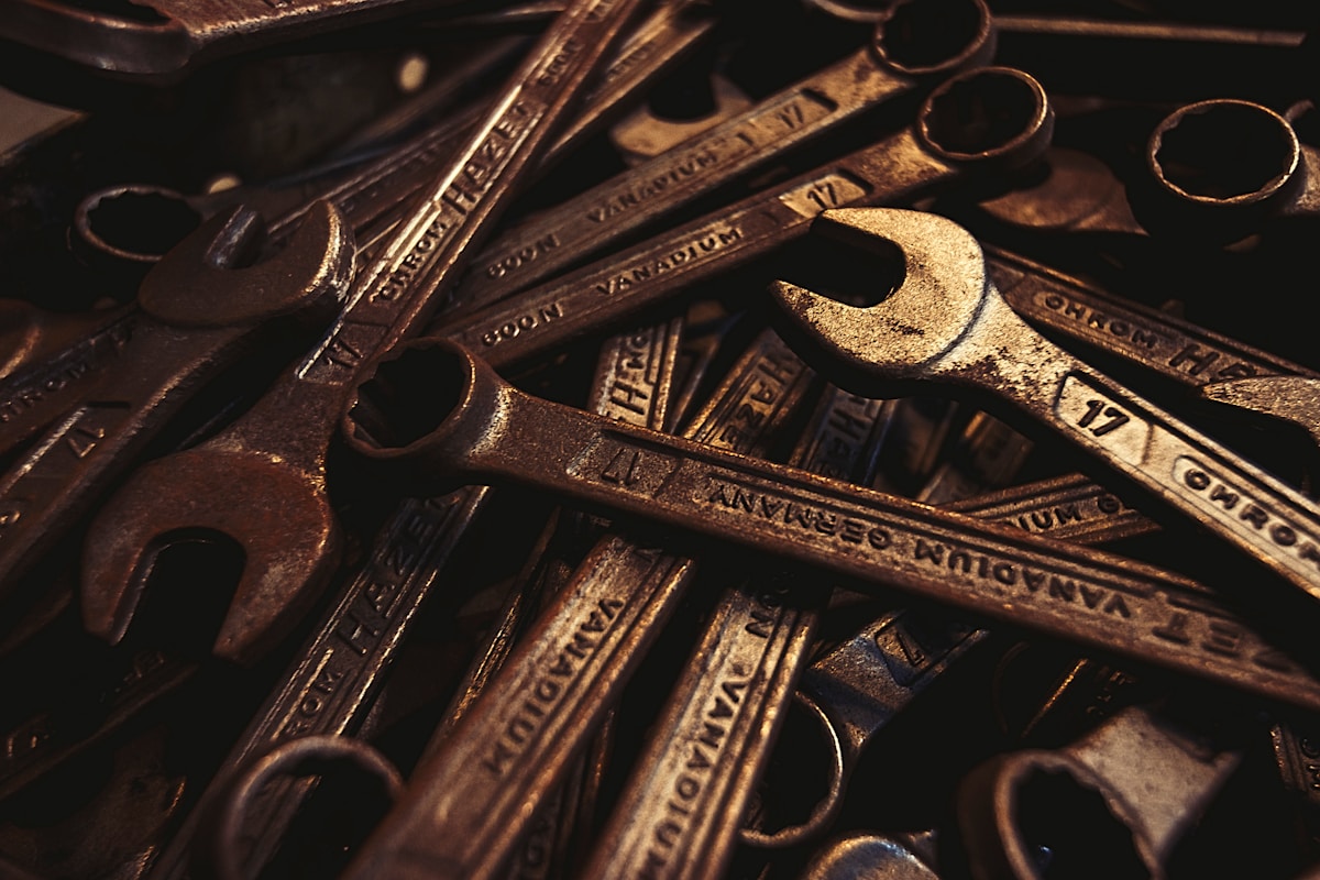 Outils de travail rouillés et usagés, gros plan.