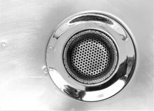 Grille métallique chromée d'un appareil électroménager.