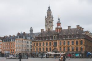 Imposante place publique avec architecture historique et détails ornementaux.