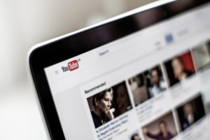 Écran YouTube avec recommandations de vidéos.