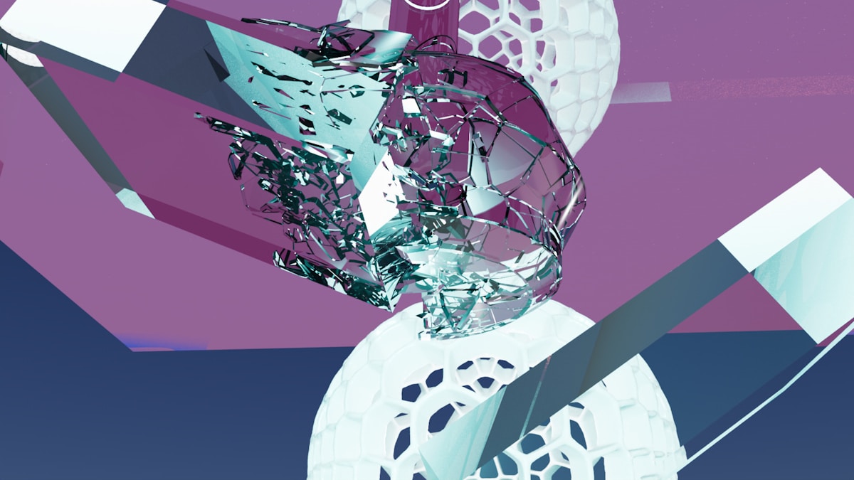 Sculpture abstraite brisée en verre et métal sur fond violet.