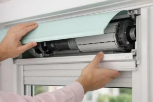 Réparation d'un climatiseur mural, gros plan sur les mains d'un technicien.