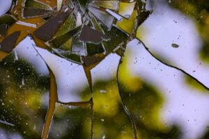 Fragments de verre brisé aux couleurs jaune et noir.