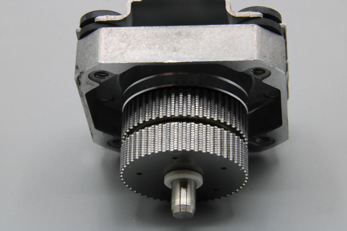 Moteur électrique industriel avec un boîtier métallique et un rotor denté.