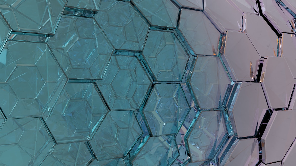Motif géométrique de panneaux de verre hexagonaux translucides.