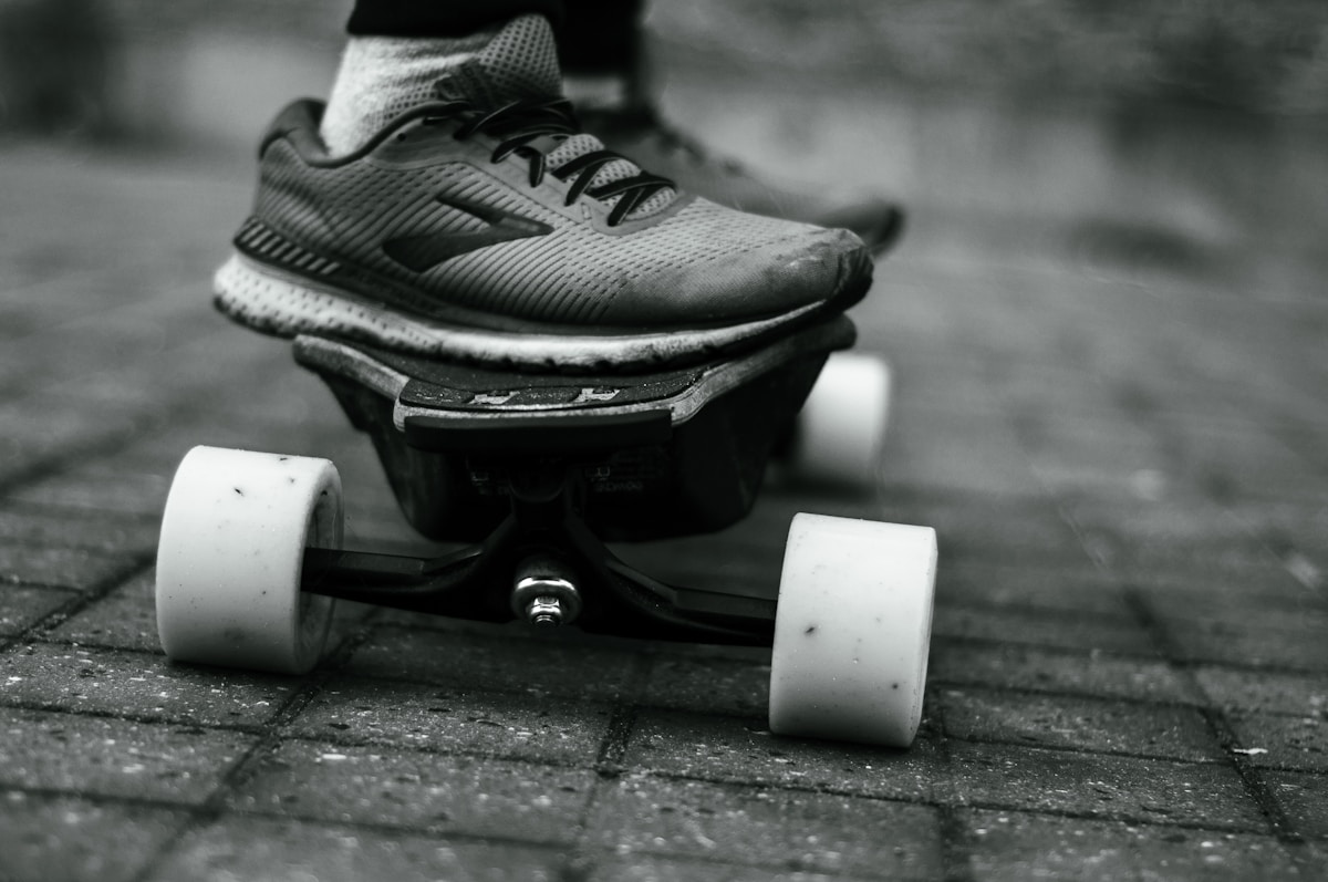 Chaussure de sport sur une planche à roulettes.