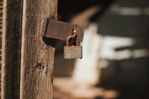 Cadenas rouillé sur une vieille porte en bois.