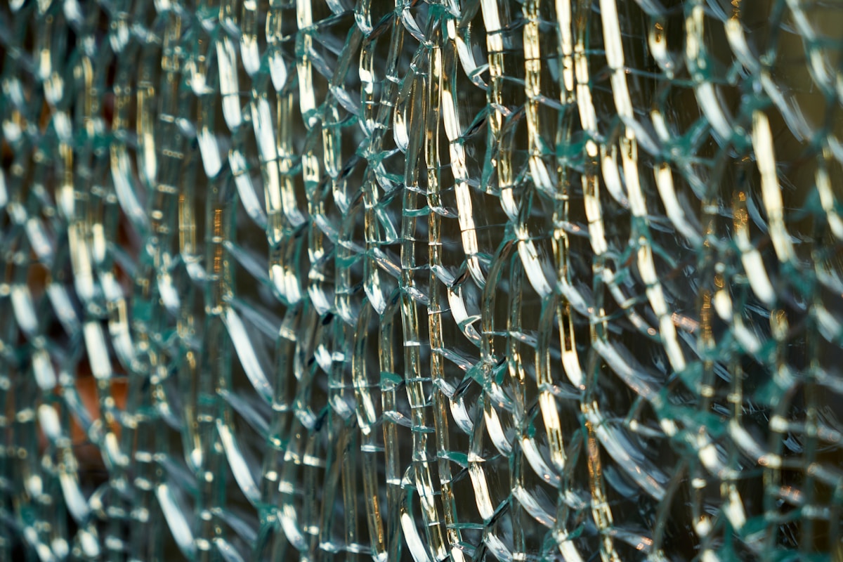 Cristaux de glace translucides et brillants, formant une texture complexe.