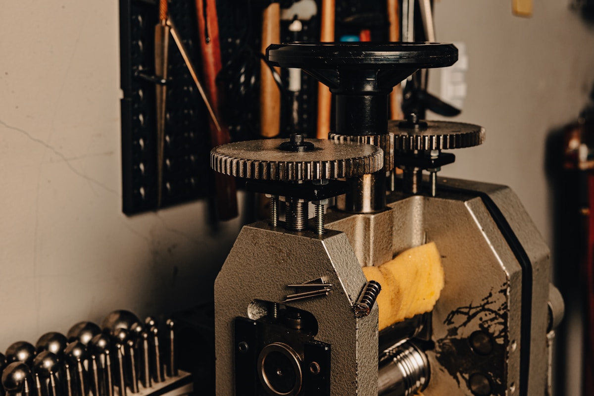 Outils de travail mécaniques, engrenages, pièces de rechange, atelier de réparation.