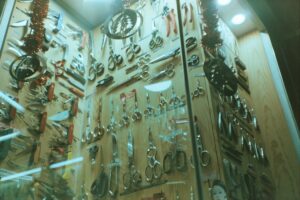 Étagères remplies d'une grande variété d'outils de coiffure.