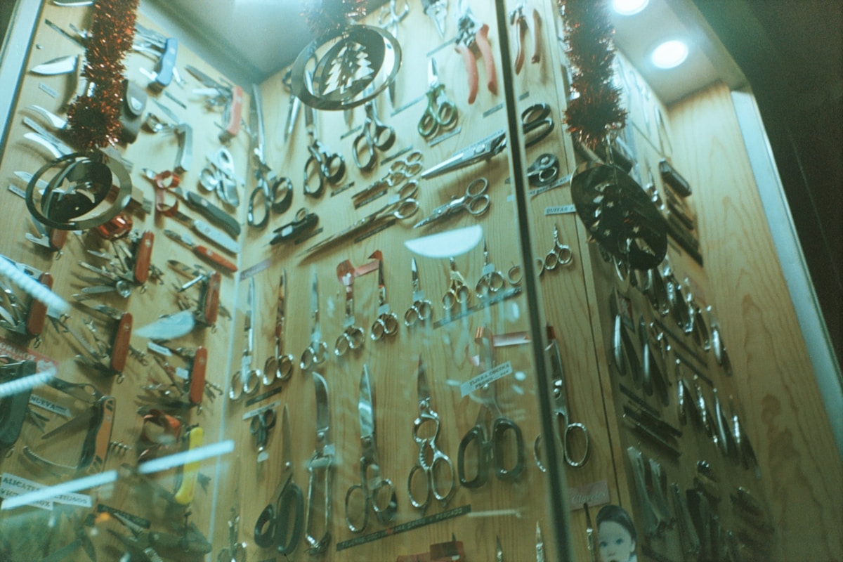 Étagères remplies d'une grande variété d'outils de coiffure.