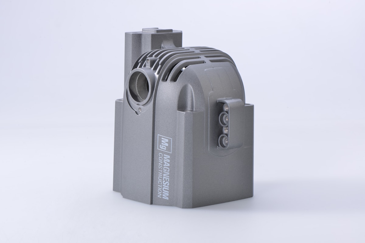 Moteur électrique industriel gris métallique avec détails techniques.