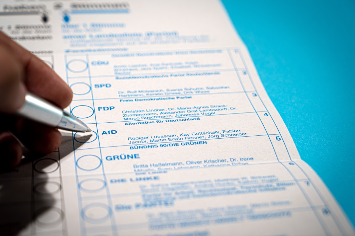 Bulletin de vote allemand avec différents partis politiques à cocher.