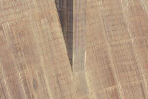 Mur de béton texturé avec des motifs linéaires.