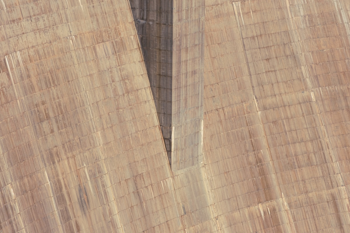 Mur de béton texturé avec des motifs linéaires.